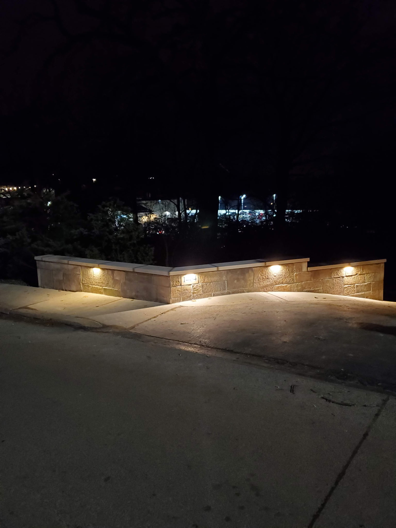 Stone retaining wall with integrated lighting